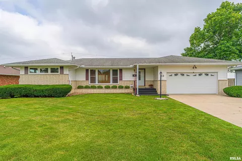 23 Sycamore Ln, Lincoln, IL 62656