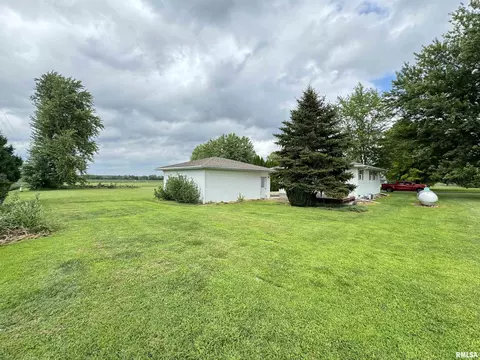 152 Starr Dr, Avon, IL 61415 photo 4