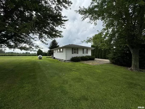 152 Starr Dr, Avon, IL 61415 photo 3
