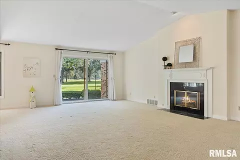 Living - 16 Turnberry Pl, Springfield, IL 62704 photo 2 of 4