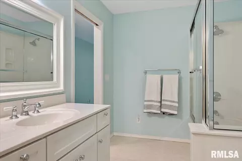 Bath - 16 Turnberry Pl, Springfield, IL 62704 photo 2 of 3