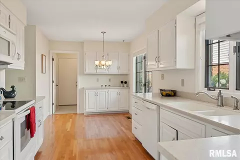 Kitchen - 16 Turnberry Pl, Springfield, IL 62704 photo 2 of 3