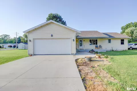 1211 W England St, Taylorville, IL 62568