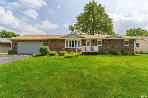 1437 E Pine St, Mason City, IL 62664