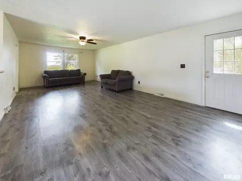 509 N Robin Ct, Athens, IL 62613 photo 4