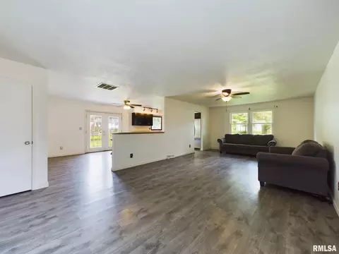 509 N Robin Ct, Athens, IL 62613 photo 2