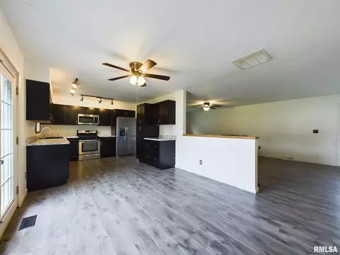 509 N Robin Ct, Athens, IL 62613 photo 7