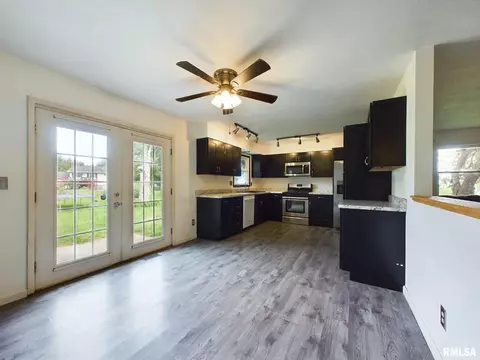 509 N Robin Ct, Athens, IL 62613 photo 5