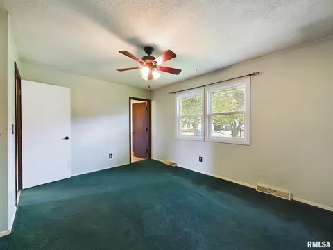 509 N Robin Ct, Athens, IL 62613 photo 9