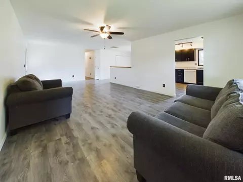 509 N Robin Ct, Athens, IL 62613 photo 3