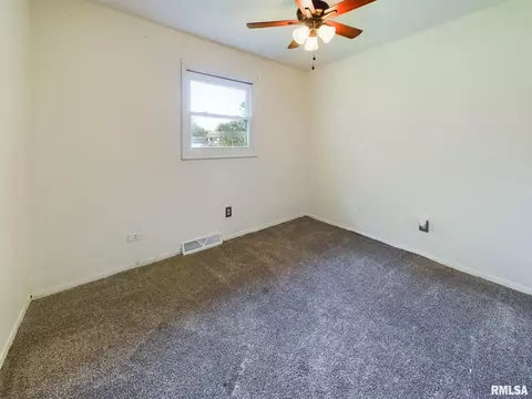 509 N Robin Ct, Athens, IL 62613 photo 11