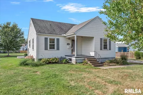 208 W Walnut St, Chatham, IL 62629