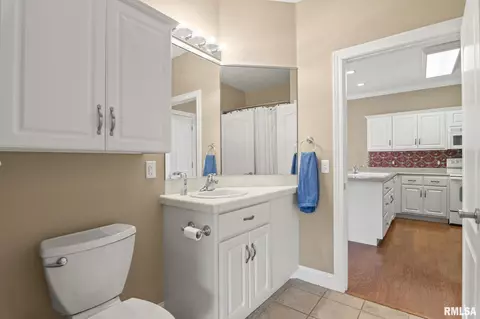 Bath - 3401 Pinyon Dr, Springfield, IL 62711 photo 2 of 2