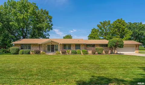 10 St Andrews Dr, Lincoln, IL 62656