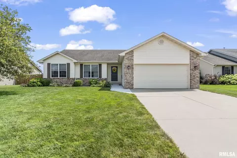 308 Garvey Ln, Chatham, IL 62629