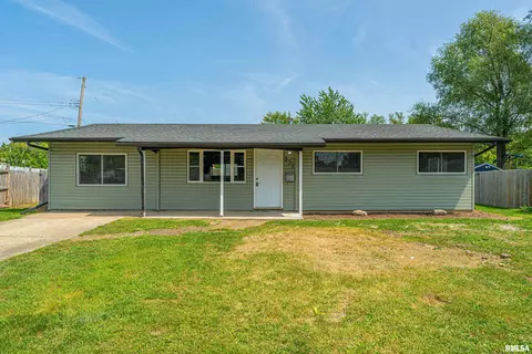 332 Welch Dr, Lincoln, IL 62656