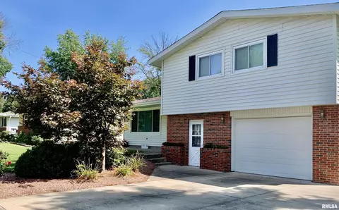 1714 Nita Ln, Jacksonville, IL 62650