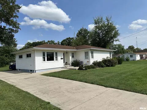 321 Mayo St, Carlinville, IL 62626