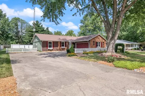 605 Lynne St, Virden, IL 62690