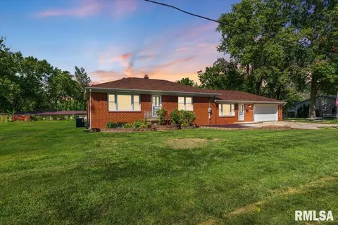 605 W Chestnut St, Chatham, IL 62629