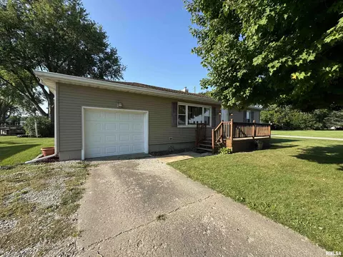 307 W Wood St, Avon, IL 61415
