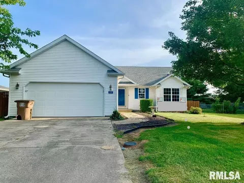 157 Post Rd, Virden, IL 62690