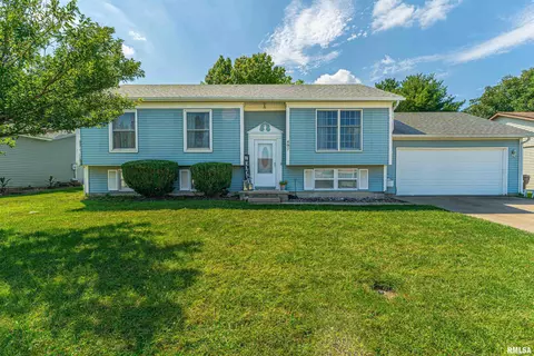 407 Holly Dr, Lincoln, IL 62656