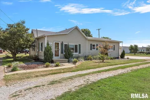 24 W Wells St, Divernon, IL 62530