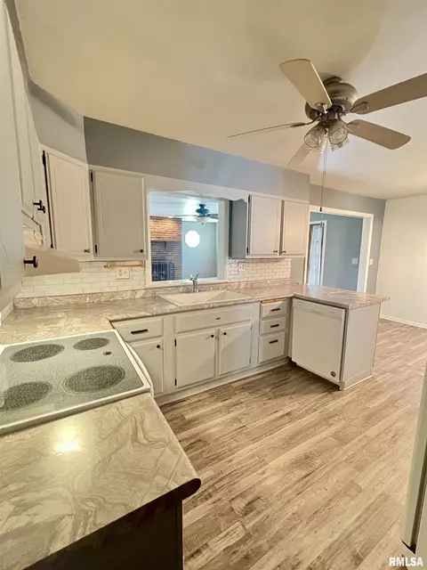 Kitchen - 205 Maple St, Abingdon, IL 61410 photo 3 of 4