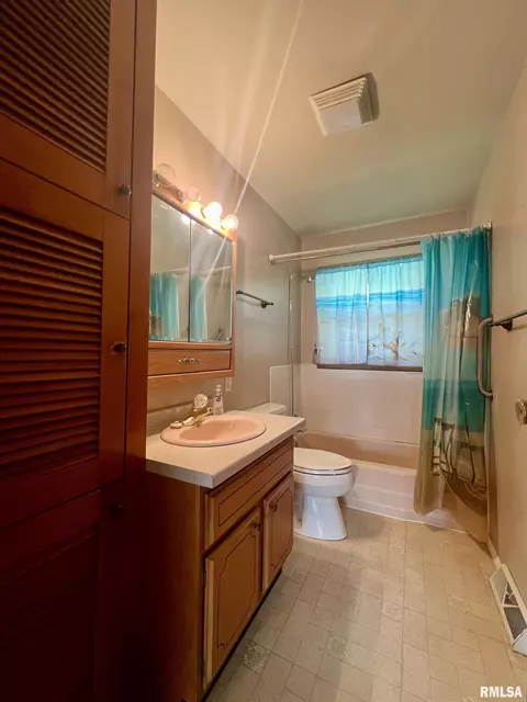 Bath - 205 Maple St, Abingdon, IL 61410 photo 1 of 2
