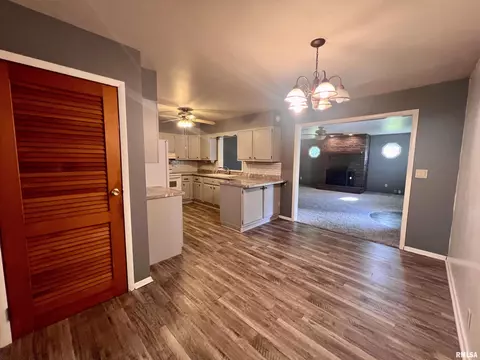 Dining - 205 Maple St, Abingdon, IL 61410 photo 1 of 1