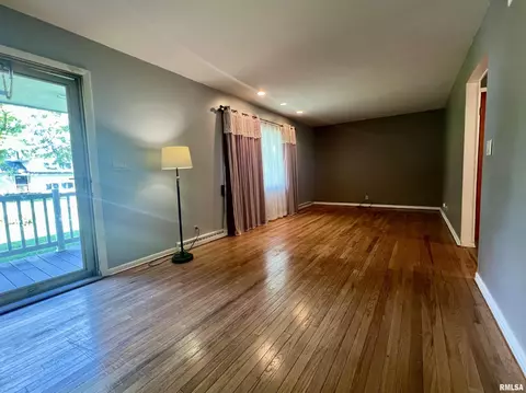 Living - 205 Maple St, Abingdon, IL 61410 photo 1 of 5