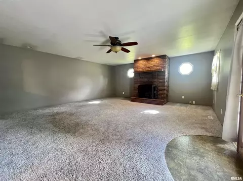 Living - 205 Maple St, Abingdon, IL 61410 photo 3 of 5