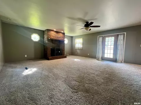 Living - 205 Maple St, Abingdon, IL 61410 photo 4 of 5