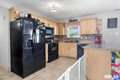 707 N Bitterroot Ct, Athens, IL 62613 photo 8