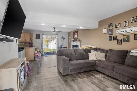 707 N Bitterroot Ct, Athens, IL 62613 photo 4