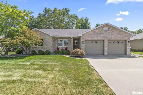 916 Monarch Dr, Chatham, IL 62629