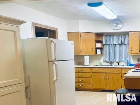 909 E Washington St, Clinton, IL 61727 photo 5