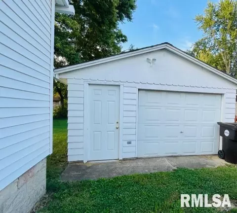 909 E Washington St, Clinton, IL 61727 photo 2