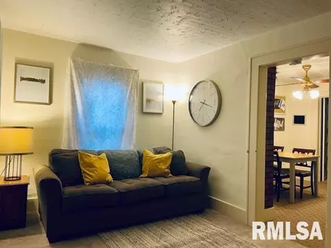 909 E Washington St, Clinton, IL 61727 photo 4