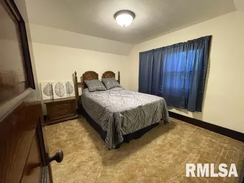 909 E Washington St, Clinton, IL 61727 photo 9