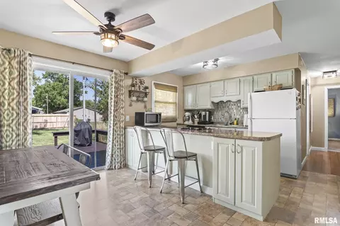 1527 E Walnut St, Chatham, IL 62629 photo 7