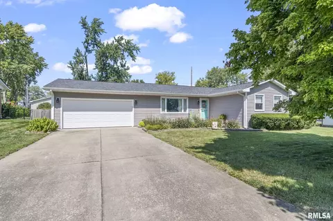 1527 E Walnut St, Chatham, IL 62629