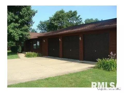 2103 New Lake Rd, Jacksonville, IL 62650