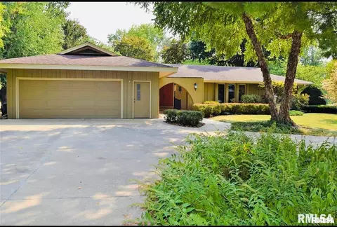 7 Saint Andrews Dr, Jacksonville, IL 62650