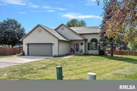 904 W Meadow Ln, Athens, IL 62613