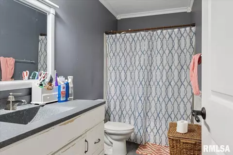 Bath - 202 E Birch St, New Berlin, IL 62670 photo 2 of 4