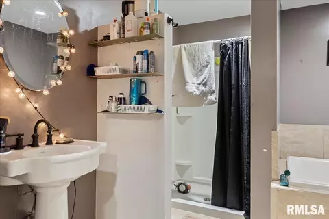 Bath - 202 E Birch St, New Berlin, IL 62670 photo 3 of 4