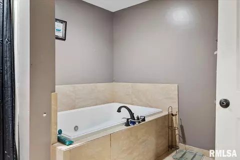 Bath - 202 E Birch St, New Berlin, IL 62670 photo 4 of 4