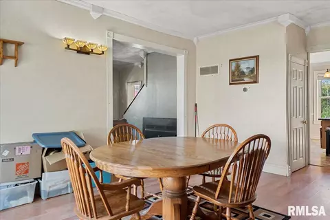 Dining - 202 E Birch St, New Berlin, IL 62670 photo 3 of 4